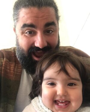 Burcu Altın Instagram - Kızımız o kadar şanslı ki Sen gibi bir babası olduğu için 🥰 Seni çokk çokk seviyoruz Baba Efer Deprer ☺️ Hep başımızda ol, hep tut elimizi 🤍🌸 @efedeprem #babalargünü #baba