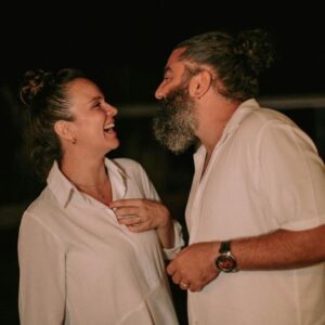 Burcu Altın Instagram - Denize bakan evler gibiyim seninle… @efedeprem 🤍🙏🏻🧿
#İlhanBerk