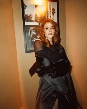Burcu Cavrar Instagram - Burcu Cavrar, Ömer dizisinde canlandırdığı Vicdan karakteri ile sevenleriyle buluşuyor. Burcu’nun şahsına münhasır kişiliği, renkli ama bir o kadar sade karakteri ile çok keyifli bir çekimde buluşuyoruz. Bir an olsun motivasyonunu düşürmeyen ve ekibi de kendi yüksek enerjisiyle yükselten Burcu’nun adım adım ilerlediği oyunculuk serüveni ve ekran önünde olmayan bir Burcu’yu konuştuk. 

Genel Yayın Yönetmeni ve Röportaj @timurcanersoy
Fotoğraf @egemenpirlant
Styling @sedassolmaz
Saç @mertcan.pekguzel
Makyaj @aynurkabakk 
Styling Asistanı @betulcapkurr
Mekan @gezihotelbosphorus
Teşekkürler
@sokmentalent @songulgoksel

#KUNPeople#Burcu#Cavrar#Ömer#Pazartesi#Star#TV#Vicdan#October#Issue