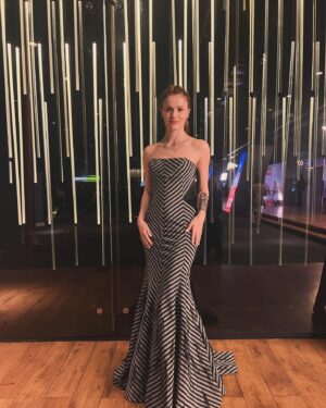 Burcu Cavrar Instagram - Elbise ve takı @arzukaprolofficial 💜⭐️ Aile Çıkmazı filmimiz 15 Mart’ta sinemalarda sizlerle de buluşacak. Yani yarın😃✨ fotiler dünki galamızdan🙃 canımcımlar @sinemmut @ipekbocug  yanımda tabi ki her zaman love you💜 #işbirliği #reklam
