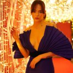 Buse Meral Instagram - Hoş geldin 2024 şimdiden herkese mutlu yıllar diliyorum. 💜💫 Bu akşam #osestürkiye vaaar 💃 Beraber gülüp eğlendiğimiz keyifli yıllara 🌲🌟 @tv8