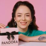 Buse Meral Instagram - Yılın en güzel zamanı bir kutu dolusu sevgi🌲✨🎁 @theofficialpandora #LovesUnboxed #ShotForPandora