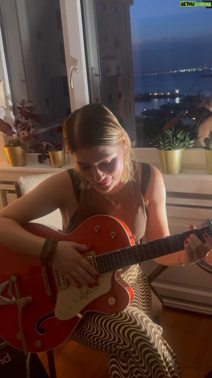 Buse Sinem İren Instagram - Evi bodrum barına çevirdim yine 😅