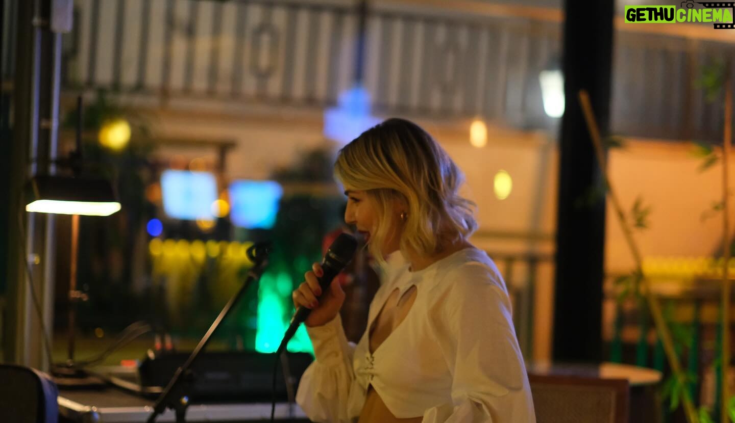 Buse Sinem İren Instagram - @aksipub ailesine ve gelen misafirlerimize teşekkür ederim 🥰 Aksi Lounge Suadiye yeni açıldı, ilk stand up showuyla kurdeleyi kestik