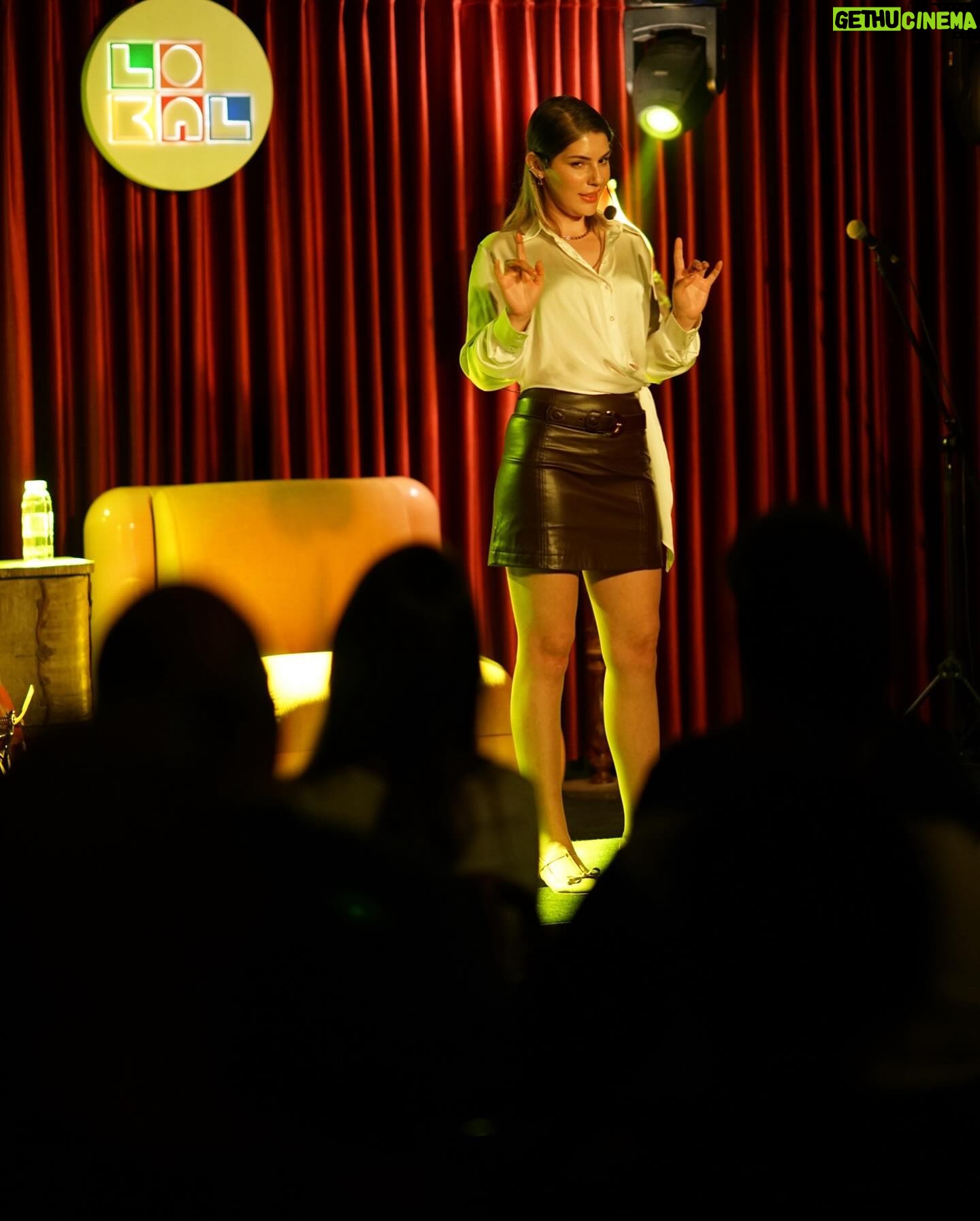 Buse Sinem İren Instagram - İzmir showundan 🫶🏻 gelen herkese ve @renelokal ‘e teşekkürler.