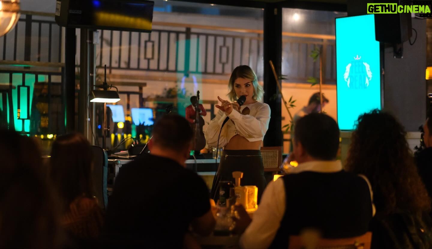 Buse Sinem İren Instagram - @aksipub ailesine ve gelen misafirlerimize teşekkür ederim 🥰 Aksi Lounge Suadiye yeni açıldı, ilk stand up showuyla kurdeleyi kestik