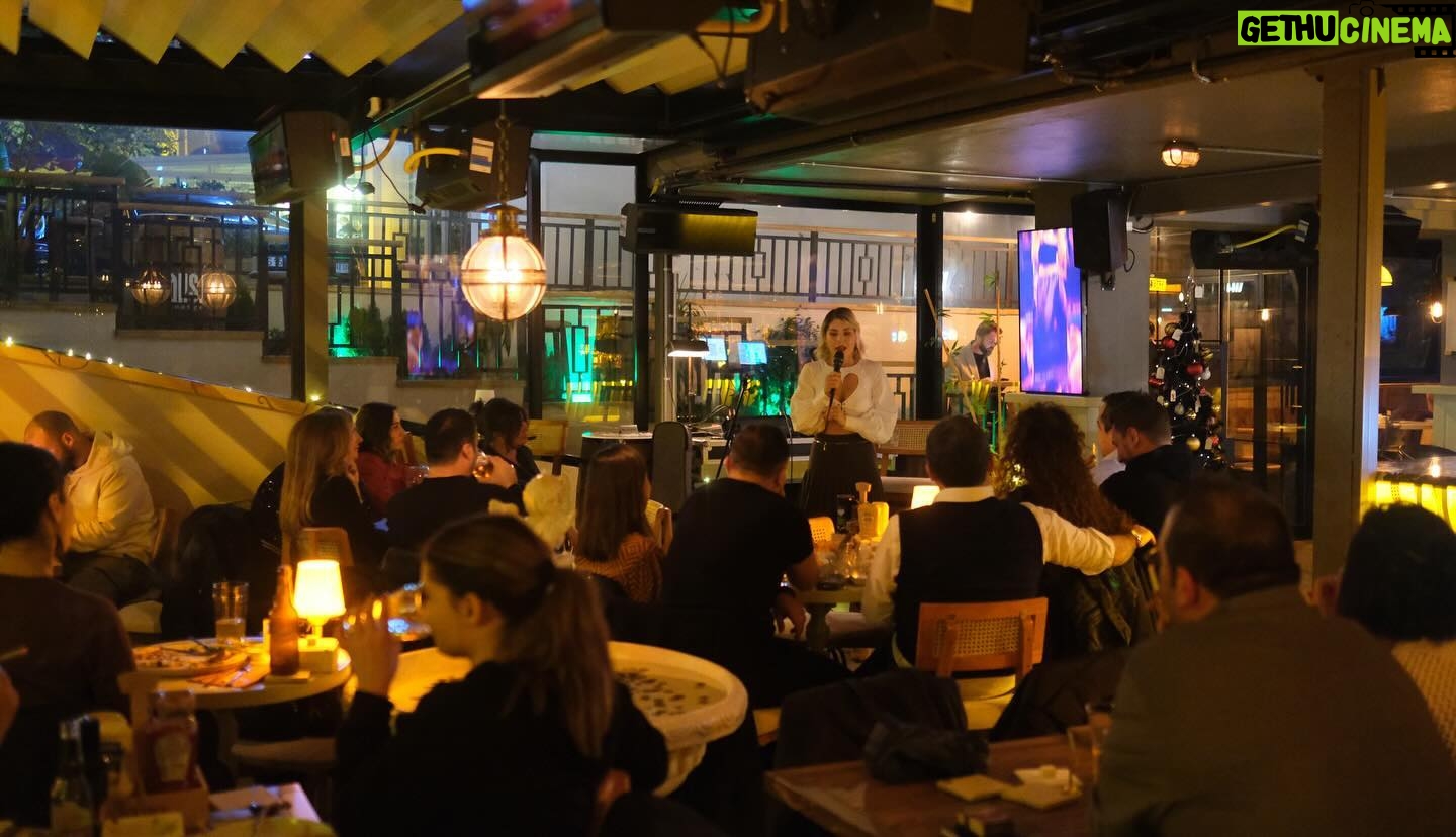 Buse Sinem İren Instagram - @aksipub ailesine ve gelen misafirlerimize teşekkür ederim 🥰 Aksi Lounge Suadiye yeni açıldı, ilk stand up showuyla kurdeleyi kestik