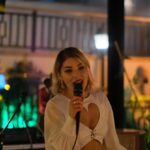 Buse Sinem İren Instagram - @aksipub ailesine ve gelen misafirlerimize teşekkür ederim 🥰 Aksi Lounge Suadiye yeni açıldı, ilk stand up showuyla kurdeleyi kestik