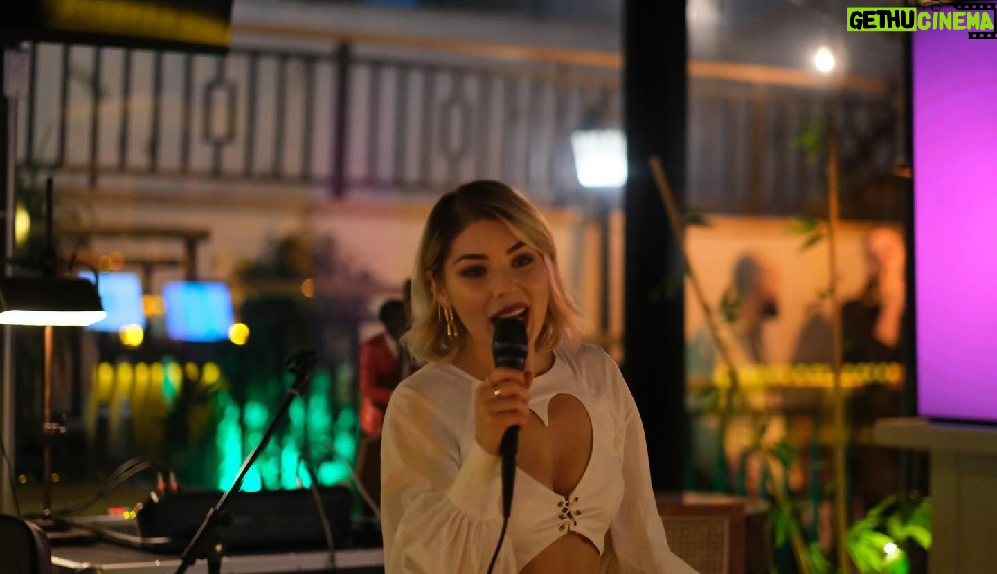 Buse Sinem İren Instagram - @aksipub ailesine ve gelen misafirlerimize teşekkür ederim 🥰 Aksi Lounge Suadiye yeni açıldı, ilk stand up showuyla kurdeleyi kestik