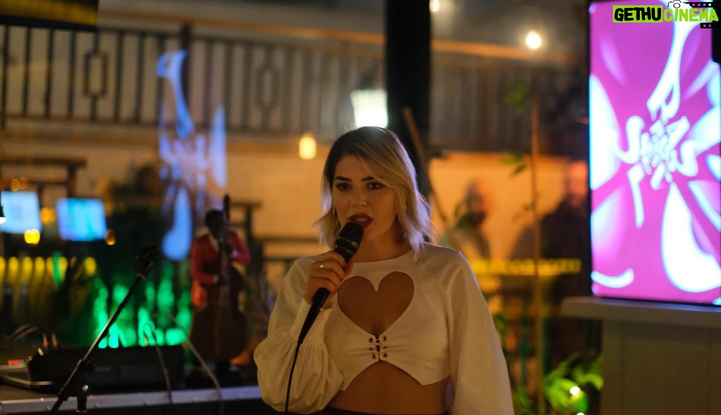 Buse Sinem İren Instagram - @aksipub ailesine ve gelen misafirlerimize teşekkür ederim 🥰 Aksi Lounge Suadiye yeni açıldı, ilk stand up showuyla kurdeleyi kestik