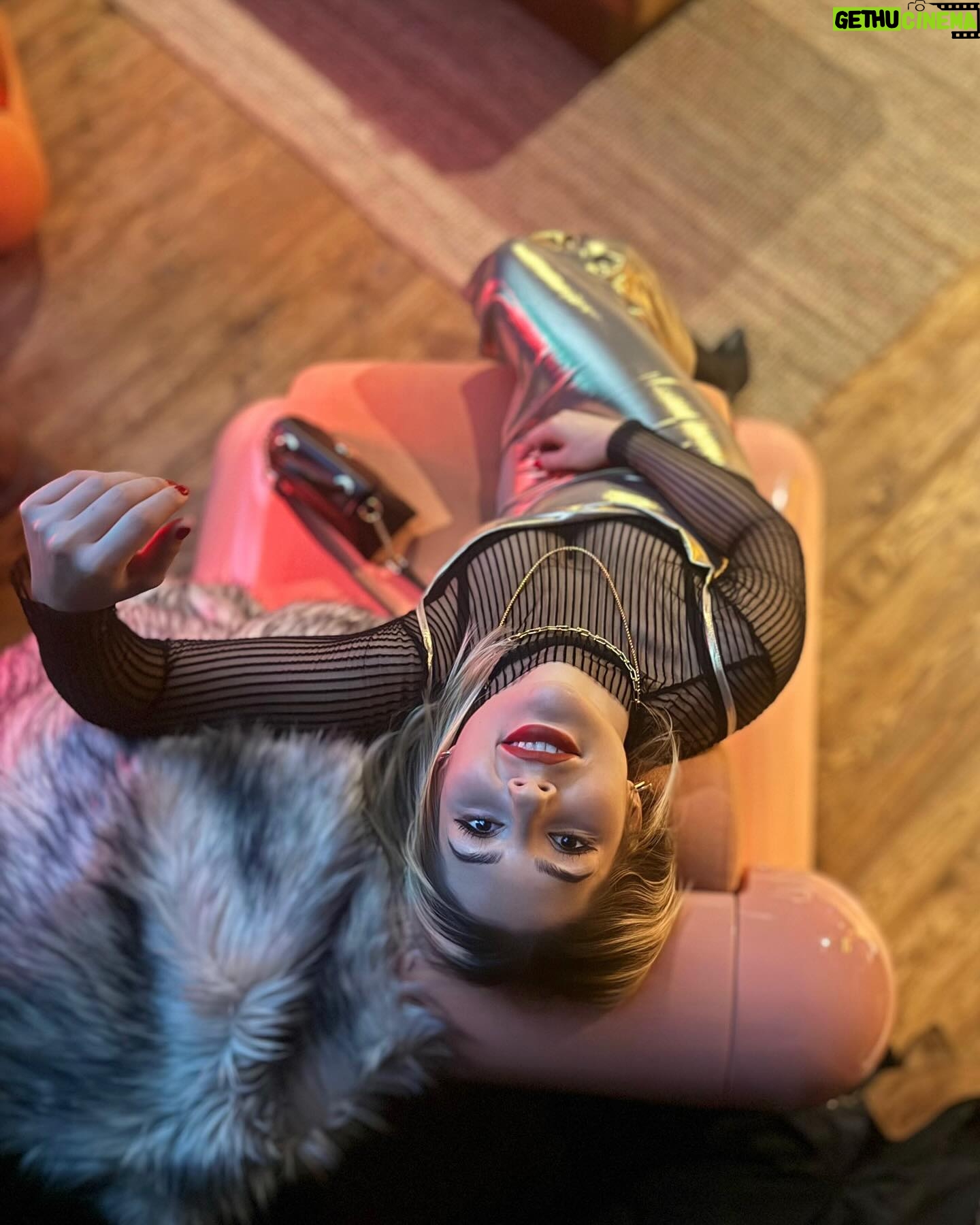 Buse Sinem İren Instagram - Birazdan ne anlatacağım diye düşünürken kameralara yansıyan görüntülerim