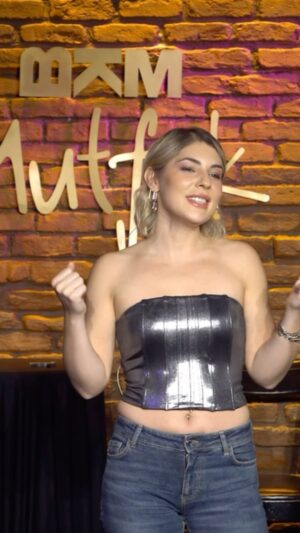 Buse Sinem İren Instagram - Birisi, “ben içmiyorum teşekkür ederim” dediğinde lütfen ısrar etmeyin. Belki de bir bildiği vardır 😅