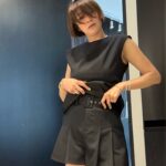 Byeon Jung-su Instagram - 와 벨트 플리츠 팬츠 !! 무슨일이에요?? 어젯밤 급하게 결정해서 아침에 오픈했는데-- 파라오탑까지 난리네요 오늘아침 리본셔츠 넣어서 입은 민정이 모습에 😱 프리오더 남어간거 많아요 그래도 상시로 오픈할수 없기에 이번 일주일만 로드호야 오픈할께요 사이트 위에 링크있으니 hoyatoyashop.com 좋은 곳으로 갈 맘으로 쇼핑해보세요 👁️‍🗨️로드x호야 🔛3개의 창구로 오픈중 !