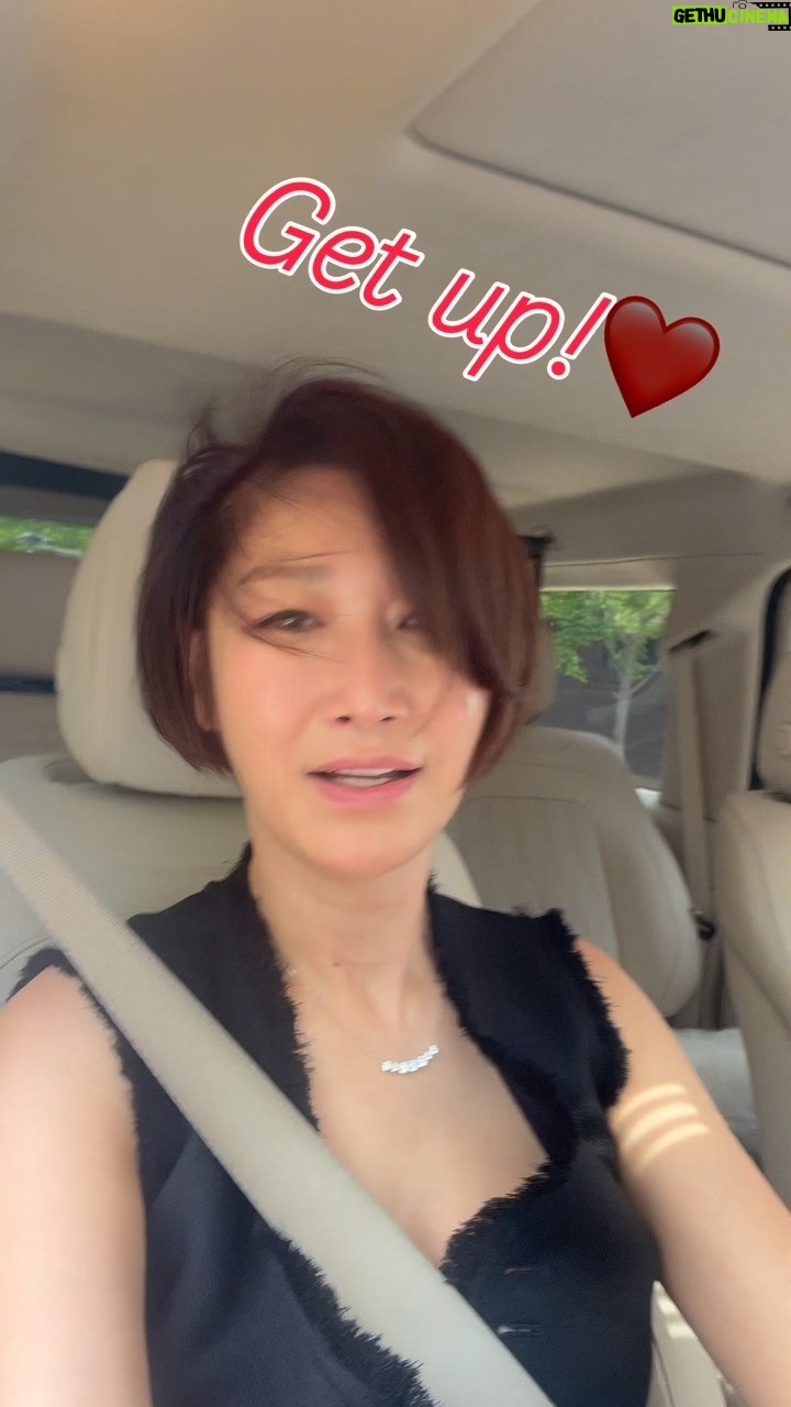 Byeon Jung-su Instagram - 피부 무슨일이냐!! 오늘 칭찬백만개 받은날!! 요즘 너무덥고 지치고 집에서라도 온전하게 휴식하고픈데 다들 본인만의 휴식 뭐에요 ? ➖영화보는거? ➖컨텐츠 보는거? ➖강아지랑 노는거 ? ➖청소하는거? ➖아이들과 시간보내기? 뭐니뭐니해도 잠자리가 가장 중요하지 않을까요? 뭐든 즐겁게 하는 나 이지만 침대 누울때 진심 온전히 쉰다는 느낌 들어요 꿈나라 가기전까지 놀다가 🙈 몸을 날려서 침대에 안착했을때 !!!그 느낌! 쾌적하게 ❗️시원하게❗️포근하게❗️ 잠만 잘 자고 하루일과 문제없어요 ! 상쾌하게 시작하죠 지금 12시 ! 지금까지 뭐했수?? 침대에 아직 있는거 아니죠?? 나 이제 집가는 길인데?? 우리 오늘저녁8pm 보는거 알쥬?? 👁️🗨️듀라론 냉감패드/여름구름냉감이불🔜5.27 👁️🗨️