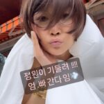 Byeon Jung-su Instagram - 정원이 이제 엄빠간다잉💨💨💨 이불들고 간다잉!!! 이사가 쉬운게 아니지??? 일주일동안 많이 안아줄께 !!! 저 없는동안 구름이불 냉감패드 꼭 !겟하세용 받아보면 알아요 하루만 자 보면 완전 신세계!!!! ☁️구름이불은☁️ 마이크로 #모달 소재로 먼지가 없는 친환경 소재로 너무나 가볍고 볼륨감이 좋아서 굉장히 포근해요! 몸을 감싸는 부드러움이 명품 중에 명품입니다! 🧊리치랜드 업그레이드 듀라론 냉감패드는🧊 피부에 닿는 즉시 체온에 반응하는 기능성 듀라론 접촉 냉감원단을 사용해 체온의 열을 흡수하고 방출, 즉각적인 시원 쾌적함으로 피부온도가 내려가며 시원함을 오래 유지해주기때문에 *땀이 쌓여서 축축해질 일이 절대 없어요❌ 아시죠? 변정수가 뷰티, 패션 이상으로 깐깐하고 꼼꼼하게 살림은 확실히 더 잘한다는거‼️ 이번에도 잘 골랐네~ 하실거에요😆 꼭 꼭 필수 !!! 선물 누가 받았어요?? 👁️‍🗨️듀라론냉감패드/여름구름모달이불 이거 이번주는 열어둘께용 나 없어도 잘 지내용