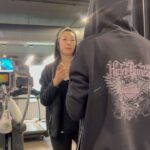 Byeon Jung-su Instagram - L.A는 햇볕이 진짜 쎄네요 🌞🌞 여기서도 선글라스 물어보는사람들이 왜이리 많아! 쉬크하면서도 풀사이즈라 이쁘데요 -진짜 선택 잘했으☝🏼 이제 3일날 딱 오픈합니다 ! 조금만 더 기둘려봐용 💨💨 달바보르피린은 한세트 가져왔더니 벌써 온식구랑 쓰니 금새네요 (팩은 다쓴거 실화냐??🙈) 이번주까지만 오픈해 줄께용 이뻐지는 사람은 보르피린 다 알아요 햇볕 즐기는 사람도 다 알죠❓ 스타일리쉬한거 찾기 힘들어요 !! A. 제나 티타늄 RD (마젠타) B. 제나 티타늄 OR (오렌지) C. 꼬모 (블랙) D. 꼬모 (핑크 그라데이션) E. 꼬모 (레오파드) 모두 가볍고 코받침이 있다는데 깜놀주의 ‼️ 💢2개 이상 구매 또는 꼬모 선글라스 구매자에게 안경줄 1개 증정! (정상가 35,000원) 👁️‍🗨️Ssolux xHoya🔜6.3th 우선은 그냥 보슈!!! 내가 딱 원했던 스타일!