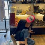 Byeon Jung-su Instagram - 빈티지 삽에서는 쇼핑 빨리해야해 !! 딱 사고픈것만 ! #안그러면_다사고싶어🙈 애들 쇼핑 방해 안되게 구석에서 기다리기!! #빨리가자고_조르지않기 #착한엄마#핑크모자_뭐냐🧢 #세상힙한엄마 #300불샤넬슈즈 #건졌으 🐥🐥🐥🐥🐥🐥