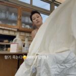 Byeon Jung-su Instagram - 🔔호야밀리 마켓 알림🔔 ⬇️사이트 주소⬇️ http://m.hoyamily.com 📍비건 라이프스타일 라브아 라브아는 비건 식물성 원료와 프랑스 조향사가 브렌딩한 니치 향이 만나 효과는 강력하고❗️ 향은 고급스럽고❗️ 디자인은 트렌디해서 집안 인테리어로 쓰여서 1석 3조인거 아시죠😘 세제&섬유유연제 유목민에게 꼭 추천드려요🙌🏻 ♻️비건 식물성 성분의 초고농축 세탁 세제 ♻️프랑스 조향사가 블렌딩한 니치향의 섬유 유연제 ♻️꿉꿉한 습기는 가져가고 고급스러운 향기만 남는 퍼퓸 제습제 ♻️온가족 식기와 젖병 세척! 안전한 주방 세제 ♻️옷장과 집안 곳곳에 니치 퍼퓸향으로 채워주는 섬유 향수 ♻️정전기 방지와 은은한 잔향을 남겨주는 퍼퓸 건조기 시트 곧 다가올 장마철 빨래 벌써 고민 되실거예요 꿉꿉하고 퀘퀘함으로 식초도 넣어보고 구연산도 넣어보셨죠🫢 앞으로는 라브아의 강력한 세정력의 세탁세제와 프랑스 조향사가 블렌딩한 니치향을 가득 담은 섬유유연제로 빨래하세요✊🏻 쾌적하고 뽀송뽀송한 세탁을 하실 수 있어요😉 습하고 비오는 날 ! 하루종일 제습기를 틀 수 없잖아요 라브아의 제습제를 집안 곳곳에 배치해두시면 습기는 습기대로 없애주고! 고급스런 향은 은은히 남아서 온 집안을 상쾌하게 만들어주어요😍 온 가족이 안심하고 사용할 수 있는 라브아로 상쾌하고 향기나는 여름맞이 준비해보아요🙆🏻‍♀️ ⭕️호야밀리 마켓에서 풍기애삼 홍삼엑기스&홍삼절편&홍삼차세트 오픈하였습니다🙇🏻‍♀️ #라브아 #풍기애삼 #호야밀리