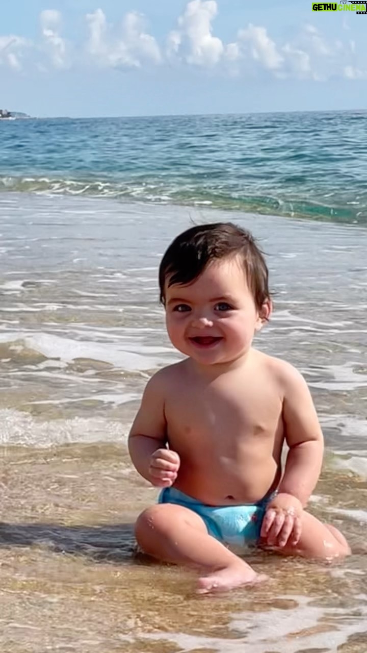 Ángeles Balbiani - 6.9K Likes - Hace un año empezamos esta aventura espectacular y siempre les conté mi día a día. Por eso mirando para atrás quería volver a agradecer a @biocellsarg por preservar las celulas madre de mi bebé.
Tenía la idea de que era inalcansable y no sólo es accesible sino que además hacen todo sencillo: solo avisé que iba a dar a luz y se ocuparon de buscar la”valija”por la clínica. Si todavía estas en duda, te cuento que las células madre tienen la capacidad de multiplicarse, diferenciarse y fabricar millones de células nuevas y distintas. Son las únicas con esta capacidad y por eso son tan valiosas.
