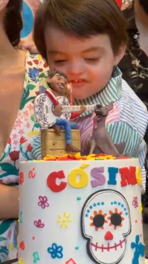 Ángeles Balbiani Instagram - Hace meses venía planeando este cumpleaños. Buscando presupuestos justos y gente copada que tuviera ganas de dejarlo todo.
📕arranque con la animacion de @enfantsanimaciones que eran losnúnicos que hacían el show de “coco”. Gracias por el consejo @may_ariadna ✅el pelotero lo encargue en @muna.inflables.peloteros . Vinieron a armarlo y cuando temino el cumple de llevaron todo.
🧚‍♂️Me gustó la idea de sumar maquillaje para todos y despues de buscar di con @aldu_caritas . Aldu arranco a maquillar para comprar productos de pastelería para arrancar un emprendimiento nuevo. Historia  corta: se dedica al maquillaje artístico y lo bien que hace!
🎂La torta la quería perfecta. En @yesparis.pasteleria la consegui!
🍿La mesa del candy con el armado atras la hicieron @rinconmagico_candybar . Entendieron en seguida lo que buscaba.
🍓las bolsitas no solo tenían el frente si no que cada una de las golosina estaba personalizada tambien!  Las invitaciones digitales son de @freakcards . Si no las conocen vaya a ver de que se trata!
