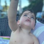 Ángeles Balbiani Instagram - Todos viajamos en turista menos Cósimo que duerme en primera clase. Tiene su valija de @isatinaok que le lleva todas las cosas que necesita, es carry on, lo podés llevar encima y cuando subís al avión al ponerlo en los pies se convierte en cama. Datazo. Duerme cómodísimo! La valija es la Jetkids!