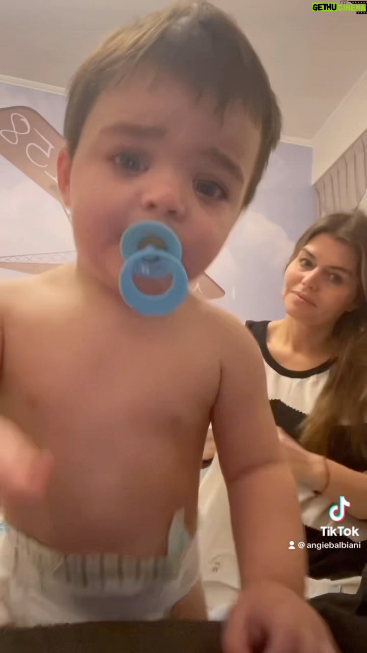 Ángeles Balbiani Instagram - Vestir a un bebé: deporte de alto rendimiento