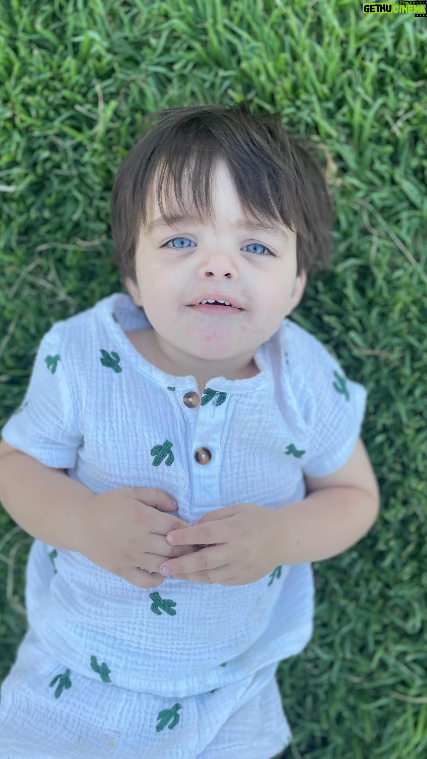 Ángeles Balbiani Instagram - Plaza, frutillas y ellos dos.