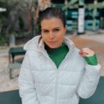 Ángeles Balbiani Instagram – Cuando tenés ropa nueva y no te queda otra que hacerte la linda! Campera, pantalón y sweater super abrigado de @peuquejeans . Están con un sale de hasta el 50% off. Les aviso! @growing.group