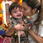 Ángeles Balbiani Instagram - Este viaje lo venimos planeando hace meses. En ese tiempo investigué mucho sobre qué cochecito llevar. Te tiro un par de tips para que tengas en cuenta: - Tiene que ser liviano - Idealmente que entre en la cabina del avion para que lo puedas usar hasta que despwgas y despues de aterrizar. - Que se pliegue a 180 grados para que duerma las siestas donde sea. - Que tenga capota grande con protector UV Para este viaje y los que vengan yo me quedo con el Cici de @carestino_bebes