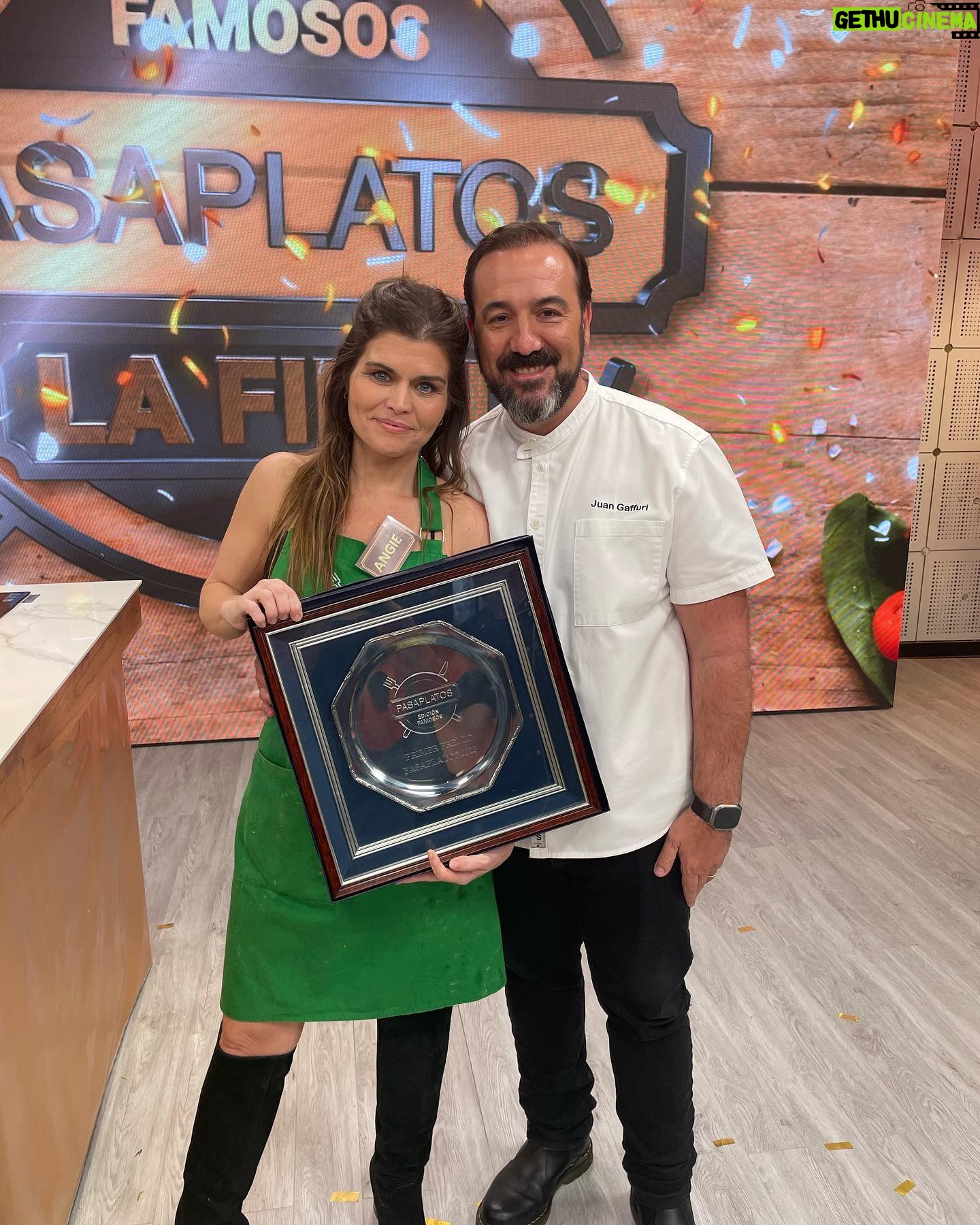 Ángeles Balbiani - 10.3K Likes - Increíble pero real! Después de 3 meses gané Pasaplatos famosos. Una experiencia divertidisima en la que conocí gente copada y aprendí como nunca los secretos de la cocina!
Gracias @zampinilcarinaok por tu calidez. @barbaritafranco21 por compartirme un rato a Sarah. @pachu_pena por nuestro vínculo inquebrantable (🤣)
@guido_suller, @vivisacconeok, @turco_garcia7 y tantos mas!
Ah! Y una mención especial a los chicos de atrás de camara. Sin ustedes, imposible!
Tu paciencia @juangaffuri te ganaste el cielo!