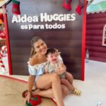 Ángeles Balbiani Instagram - Hoy vinimos a la aldea de @huggiesargentina en el DOT, donde Cósimo se la pasó jugando y hasta pudo conocer a Papá Noel, fue un momento hermoso y una gran experiencia para compartir en familia. Están todos invitados a vivir este momento único y mágico junto a sus bebés. Todos los días desde las 13 horas! Apurate, tenés tiempo hasta el 22 de diciembre!