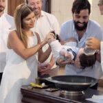 Ángeles Balbiani Instagram - Les conparto algunas de las fotos del bautismo de Cosimo. Super intimo, entre amigos y padrinos. Fue una ceremonia emocioanante rodeados de los que nos quieren. Las mejores@madrinas @agus_roca y @pampitaoficial y los padrinos @dbidart y Tebi. Abuelos, tíos e hijos. Todos celebrando este día!