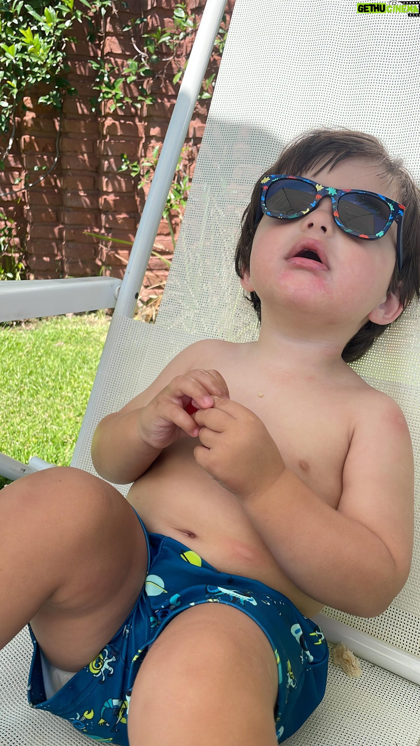 Ángeles Balbiani - 9.8K Likes - Nuestros días de verano son así. Con olor a protector y migas de galletitas. Yendo y viniendo. “Los días son largos y los años son cortos”