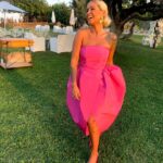 Áurea Instagram - "Pink, it's my new obsession, Pink, it's not even a question Pink on the lips of your lover 'Cause pink is the love you discover!" 🥳💛