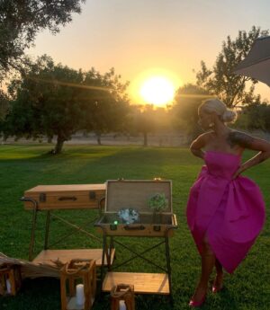 Áurea Instagram - "Pink, it's my new obsession,
Pink, it's not even a question
Pink on the lips of your lover
'Cause pink is the love you discover!" 🥳💛