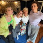 Áurea Instagram – Amanhã estas 4 miúdas vão estar juntas para celebrar a liberdade! Às 22h no Largo José Afonso em Setúbal, juntam-se a nós?💛💛💛