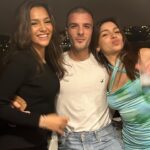 Çağla Boz Instagram - Hic bi zaman kiz kardesim olmadigina uzulmeyeyim diye dogmus olan biri..🥹 Her dogrunda yanlisinda arkanda olucagimin sozunu tek basima tazeledigim bir gun ve yaninda olamadigim icin cok uzgunum ama bi o kadarda yanindayim biliyorsun :) Seninle buyudugum , seninle dusup kalktigim , seninle ogrendigim , seninle bitlendigim (ew) , ilk seninle cikolata caldigim icin cok mutluyum.. daha nice 20 yillara alinam #baksuyumurcaga #sutkemiksagligiicinonemli #salincagabinmedentuvaletegidin