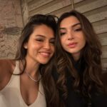 Çağla Boz Instagram - Hic bi zaman kiz kardesim olmadigina uzulmeyeyim diye dogmus olan biri..🥹 Her dogrunda yanlisinda arkanda olucagimin sozunu tek basima tazeledigim bir gun ve yaninda olamadigim icin cok uzgunum ama bi o kadarda yanindayim biliyorsun :) Seninle buyudugum , seninle dusup kalktigim , seninle ogrendigim , seninle bitlendigim (ew) , ilk seninle cikolata caldigim icin cok mutluyum.. daha nice 20 yillara alinam #baksuyumurcaga #sutkemiksagligiicinonemli #salincagabinmedentuvaletegidin