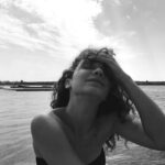 Çağla Özavcı Instagram - Şimdi siyah beyaz filmler gibi... Güzelim tatillerde bitti ... İstanbula sıkışıp kaldıkk .. ~şiir kitabım pek yakında tüm köşe başlarında ~ ❣️