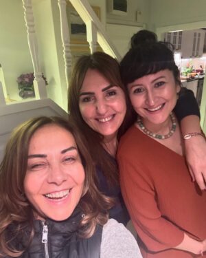 Çiçek Dilligil Instagram - Sema anlattı biz heyecanla dinledik. İlk biz dinledik. Yaşasın. Heyecan tavan . Mis gibi kahveler, şahane yemekler ile her zamanki gibi Sema’mız döktürmüş ❤️ Burçak’ımız tüm şahaneliği ile gene bizi mahçup edip elimizi kolumuzu doldurdu ❤️ Yaşasın görüntülü konuşma Burcumuzu soframıza kondurdu. Ne özleşmişiz ama 😍
Birbirimizden laf kapa kapa gece bitiverdi. Yenisine, yenilerine 🙏 Tabii gecenin kahramanı yüreğimizi ağzımıza getiren Walkrie 🧿 Geçen haftayı böyle bitirdiysek bu hafta nefis geçer 😍