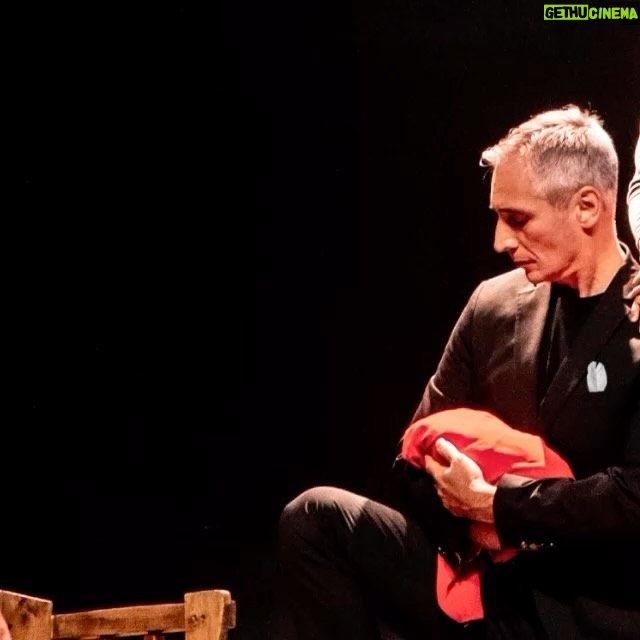Çiçek Dilligil Instagram - 27 Mart Dünya Tiyatro Gününde @oyunatolyesi .. Günümüzü birlikte kutlayalım 🎭🌺