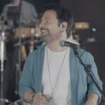 Çiçek Dilligil Instagram - Ohhh be.. İyi ki varsınız. Nefis orkestra, nefis düzenleme, nefis şarkı ve sizzzzz @denizarcak @boraoztoprak ❤️ Çalana, çekene, söyleyene, söyletene ŞÜKRAN. Sürmez Bu Böyle.. 30.yılında Bora Öztoprak sürprizli hediyeler ile sürüyor ❤️🧿🙏 YouTube da kendi kanalında. Kendi şarkılarıyla , dünden bugüne. Kimler kimler ile ..