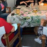 Çiçek Dilligil Instagram – Ağzından çıkan her kelimeyi yakalamaya çalıştığım, kısa zamanda o kadar çok şey öğrendiğim, dopdolu, mütevazı, sıcacık bir insan @alpaslan.karaduman 
Gidişine inanamıyorum. Öylesine büyük bir boşluk oldu ki bir anda içimde. Öğrencileri, ailesi , meslektaşları .. Eminim hepsi aynı boşlukta. İşini bu kadar severek, müthiş bir enerji , bilgi , birikim ile aktaran ender ustalardan. 
Sanırım 2.fotoda bu enerjisi geçiyor. İyi ki Gabriel’in Düşünde çalışmışız. Angeliki O’nun ile ete kemiğe büründü. Nasıl zorlandığım bir gün “dur sen yarına çalışıp geleceğim” deyip ertesi gün 3 sayfalık bir çözümleme ile bana geldi. Bedeni, tavrı, ritmi ile Angeliki hazırdı. Öğrenmenin yaşının olmadığının bir kanıtıdır benim için. Oyun sonrası ettiğimiz danslar, uzun keyifli sohbetler,destekleyici sıcacık sohbetler. İyi ki hayatımıza dokundunuz Alpaslan Hocam .. Nurlar içine yatın 🙏🌹🥀
