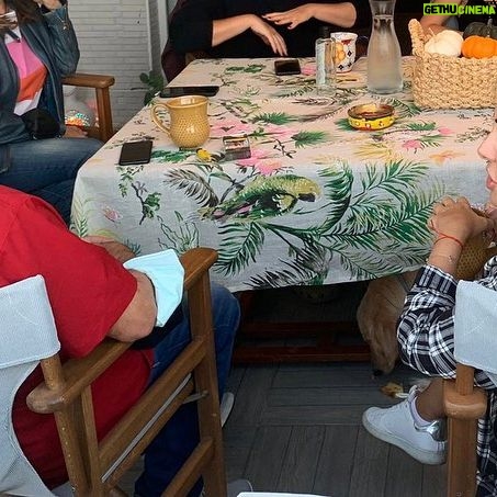 Çiçek Dilligil Instagram - Ağzından çıkan her kelimeyi yakalamaya çalıştığım, kısa zamanda o kadar çok şey öğrendiğim, dopdolu, mütevazı, sıcacık bir insan @alpaslan.karaduman Gidişine inanamıyorum. Öylesine büyük bir boşluk oldu ki bir anda içimde. Öğrencileri, ailesi , meslektaşları .. Eminim hepsi aynı boşlukta. İşini bu kadar severek, müthiş bir enerji , bilgi , birikim ile aktaran ender ustalardan. Sanırım 2.fotoda bu enerjisi geçiyor. İyi ki Gabriel’in Düşünde çalışmışız. Angeliki O’nun ile ete kemiğe büründü. Nasıl zorlandığım bir gün “dur sen yarına çalışıp geleceğim” deyip ertesi gün 3 sayfalık bir çözümleme ile bana geldi. Bedeni, tavrı, ritmi ile Angeliki hazırdı. Öğrenmenin yaşının olmadığının bir kanıtıdır benim için. Oyun sonrası ettiğimiz danslar, uzun keyifli sohbetler,destekleyici sıcacık sohbetler. İyi ki hayatımıza dokundunuz Alpaslan Hocam .. Nurlar içine yatın 🙏🌹🥀