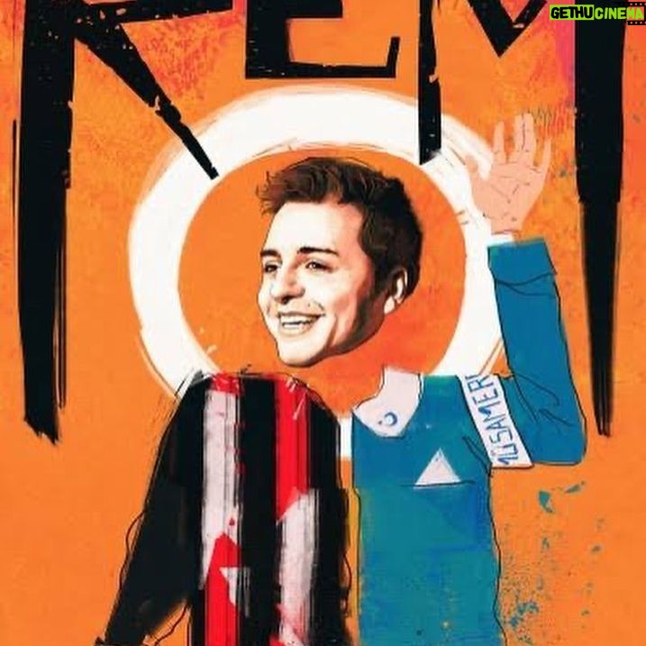 Çiçek Dilligil Instagram - Bugün de canımmmm @ugurkanbay ımın REM’ine gittik @pelinsennaroglu cuğum ile.. Bu hafta üst üste 2 ŞAHANE oyun 🎭 Uğur’um yazmış, yönetmiş oynuyor. Hem de ne oynamak. Su gibi akıcıdır her rolünde . Sahneye o kadar yakışır ki. Yine, yeniden REM ile akıp gidiyor. Gözlerinizi alamıyorsunuz. Kalbini bırakıyor yazdığı ile oynadığı ile. Elinize veriyor o koca kalbi siz de alıp koyuveriyorsunuz kendi kalbinizin üstüne. Gözünüze yaş, dudağınıza gülümseme oluyor. Işık tasarımına ayrıca bayıldım Gökhan Gülçebi @mervecaglakuruu gözünü severim .. Bizim Tiyatrofil ekibi 2 eksikli idi bugün. Kızlar hemennnn gidiyorsunuz @semaelcim @zumre 😍😍 Uğur’um hep oynuyor. 3 oyunla hep sahnede. Yakalayın.. Mutlaka 🧿