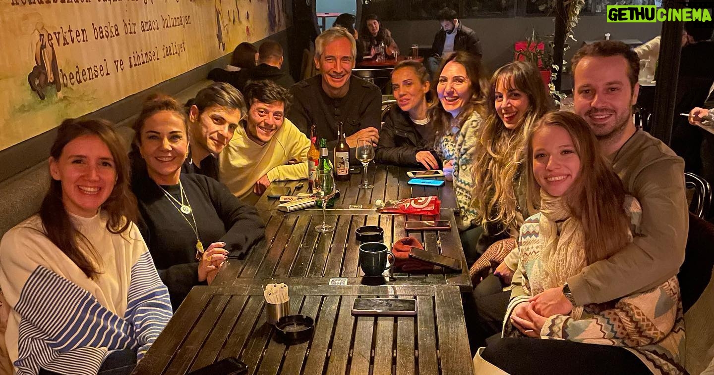 Çiçek Dilligil Instagram - Seneye görüşürüz 🤪 Canımmmmm ekip.. Misssss ekip… Feramuz Pis ♥️ Senenin son oyunu, ne oyundu ama 👏🙏🧿 Surinam’da görüşmek üzere 😂♥️