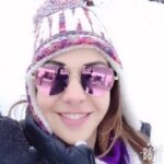 Çiçek Dilligil Instagram - Gözlüğümün pembesinden midir nedir? Barbie akımına sürüklemiş beni Instagram reels. Bu sıcak günlerde serinletmiş hem 🙏 Ve çoook sevip, özlediklerimle birlikte. Sanırım en eğlendiğim ekibim, turnelerim. Ahhh yaaa..