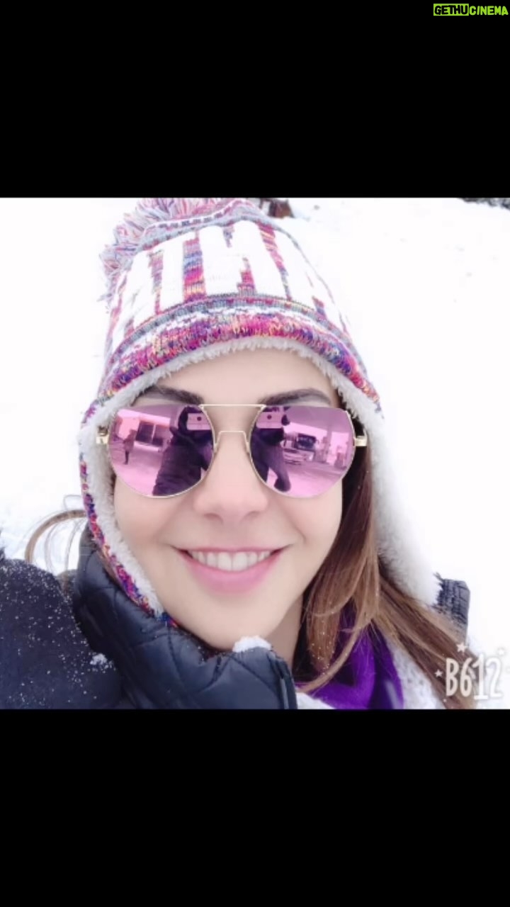 Çiçek Dilligil Instagram - Gözlüğümün pembesinden midir nedir? Barbie akımına sürüklemiş beni Instagram reels. Bu sıcak günlerde serinletmiş hem 🙏 Ve çoook sevip, özlediklerimle birlikte. Sanırım en eğlendiğim ekibim, turnelerim. Ahhh yaaa..