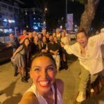 Çiçek Dilligil Instagram - Son zamanlarda çekilen en eğlenceli fotomu yakalamışsın @banucck Selfie için ne hallere girerim tanıyanlar bilir:))) Bu fotonun adı BEN MESELA UÇARIM MESELA olsun mu? Ve tabii İYİ Kİ DOĞMUŞSUN SEMA @semaelcim ❤️🧿🎉