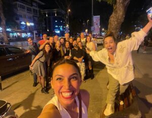 Çiçek Dilligil Instagram - Son zamanlarda çekilen en eğlenceli fotomu yakalamışsın @banucck 
Selfie için ne hallere girerim tanıyanlar bilir:))) 
Bu fotonun adı BEN MESELA UÇARIM MESELA olsun mu? 
Ve tabii İYİ Kİ DOĞMUŞSUN SEMA @semaelcim ❤️🧿🎉